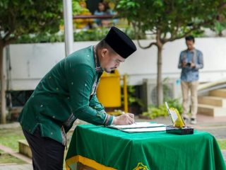 Walikota Medan, Bobby Afif Nastion saat meneken SK dan perangkat kecamatan yang dilantik di Halaman Tengah Kantor Walikota Medan, Jumat (13/1/2023). Dalam pelantikan tersebut Bobby mengingatkan lurah agar hafal lima program prioritas Walikota. Foto: Dinas Kominfo Kota Medan