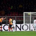 Pemain Lecce, F Bashcotto saat menanduk bola ke gawang Milan saat kedua tim bertemu di Stadion Comunale Via del Mare, Minggu (15/1/2023). Kedua tim bermain imbang 2-2. Foto:Reuters