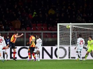 Pemain Lecce, F Bashcotto saat menanduk bola ke gawang Milan saat kedua tim bertemu di Stadion Comunale Via del Mare, Minggu (15/1/2023). Kedua tim bermain imbang 2-2. Foto:Reuters