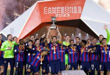 Pemain Barcelona mengangkat Piala Super Spanyol usai mengalahkan Madrid 1-3 di King Fahd Stadium, Senin (16/1/2023). Foto:google