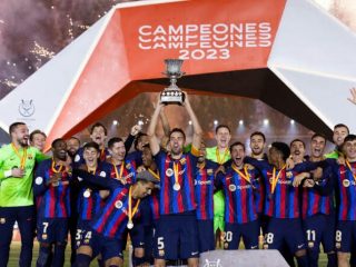 Pemain Barcelona mengangkat Piala Super Spanyol usai mengalahkan Madrid 1-3 di King Fahd Stadium, Senin (16/1/2023). Foto:google