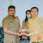 Walikota Medan, Bobby Afif Nasution menyerahkan pendapat walikota terkait Ranperda UMKM kepada Ketua DPRD Medan, Hasyim dalam sidang paripurna DPRD Medan di Gedung DPRD MEDAN, Senin (16/1/2023). Foto: Dinas Kominfo Kota Medan