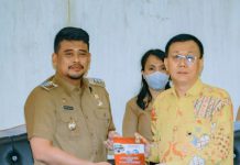 Walikota Medan, Bobby Afif Nasution menyerahkan pendapat walikota terkait Ranperda UMKM kepada Ketua DPRD Medan, Hasyim dalam sidang paripurna DPRD Medan di Gedung DPRD MEDAN, Senin (16/1/2023). Foto: Dinas Kominfo Kota Medan