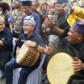 Plt Bupati Langkat, Syah Afandin, Meneg BUMN, Erick Thohir dan Menteri Perdagangan, Zulkifli Hasan memainkan gendang melayu saat perayaan HUT Kabupaten Langkat ke273 tahun di Alun alun T Amir Hamzah, Stabat, Selasa (17/1/2023). Foto: Dinas Kominfo Langkat