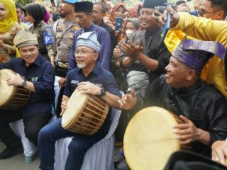 Plt Bupati Langkat, Syah Afandin, Meneg BUMN, Erick Thohir dan Menteri Perdagangan, Zulkifli Hasan memainkan gendang melayu saat perayaan HUT Kabupaten Langkat ke273 tahun di Alun alun T Amir Hamzah, Stabat, Selasa (17/1/2023). Foto: Dinas Kominfo Langkat