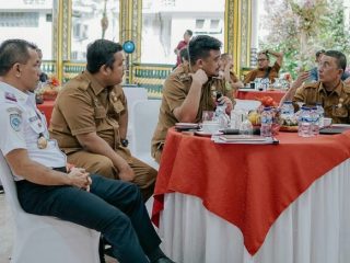 Walikota MEDAN, Bobby Afif Nasution saat berdiskusi dengan para Kepala OPD jajaran Pemko Medan di Rumah Dinas Walikota Medan terkait pembangunan underpass di Jalan HM Yamin simpang Jalan Jawa dan Jalan Juanda simpang Jalan Brigjend Katamso, kemarin. Foto:Dinas Kominfo Kota Medan