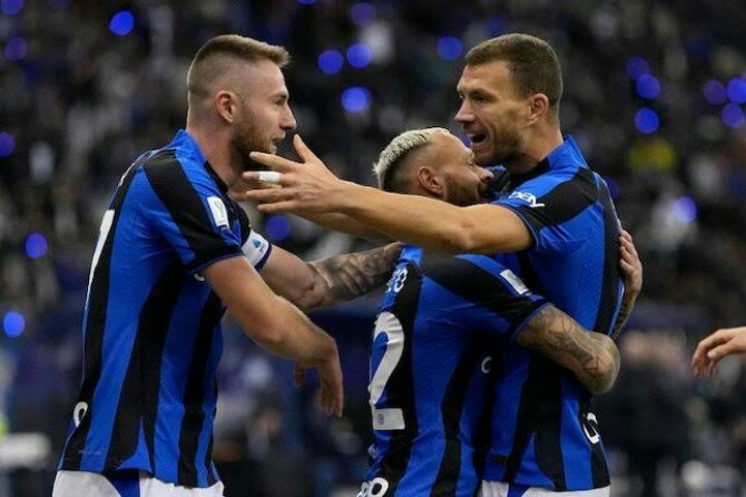 Pemain Inter merayakan gol E Dzeko ke gawang Milan. Dalam laga yang berlangsung di King Fahd Stadium itu, Kamis (19/1/2023) , Inter menang 3-0 dan berhasil mengangkat Piala Super Italia. Foto:google