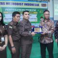 Kasipenkum Kejatisu Yos A Tarigan (tiga dari kiri) menerima plakat dari Rektor UMI Medan. Jaksa Masuk Kampus jadi program andalan Kejaksaan bangun literasi hukum.(kaldera/ist)