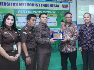 Kasipenkum Kejatisu Yos A Tarigan (tiga dari kiri) menerima plakat dari Rektor UMI Medan. Jaksa Masuk Kampus jadi program andalan Kejaksaan bangun literasi hukum.(kaldera/ist)