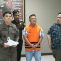 Kasipenkum Kejatisu Yos A Tarigan (kiri) memberikan keterangan pada wartawan terkait penangkapan DPO kasus korupsi di Kejatisu, Kamis (19/1/2023).