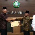 Dekan FIS Prof Dr Abdurrahman (kiri) menyerahkan berkas pendaftaran balon Rektor UINSU Periode 2023-2027 yang diterima Ketua Panitia Penjaringan Prof Dr Sukiman dan Sekretaris Khairunas, SH, MH, di Kampus UINSU, Jumat (20/1/2023)