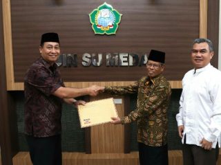 Dekan FIS Prof Dr Abdurrahman (kiri) menyerahkan berkas pendaftaran balon Rektor UINSU Periode 2023-2027 yang diterima Ketua Panitia Penjaringan Prof Dr Sukiman dan Sekretaris Khairunas, SH, MH, di Kampus UINSU, Jumat (20/1/2023)
