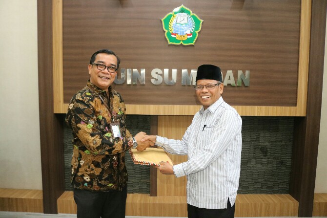 Prof Dr Muhammad Ramadhan (kiri) menyerahkan berkas pendaftaran balon Rektor UINSU Periode 2023-2027 yang diterima Ketua Panitia Penjaringan Prof Dr Sukiman Kampus UINSU, Kamis (19/1/2023)