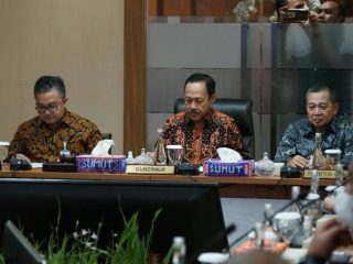 Gubsu yang diwakili Sekdaprovsu Arief S Trinugroho (tengah) saat membuka RUPS-LB Bank Sumut didampingi Komut Brata Kesuma (kiri) dan Plt Dirut PT Bank Sumut Hadi Sucipto (kanan), di Kantor Pusat Bank Sumut Jumat (20/1/2023). (kaldera/ist)