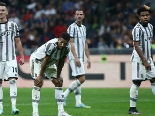 Juventus dijatuhi hukuman pengurangan 15 poin setelah dilakukan penyelidikan transaksi keuangan di masa lalu oleh federasi sepak bola Italia (FIGC), Sabtu (21/1/2023).