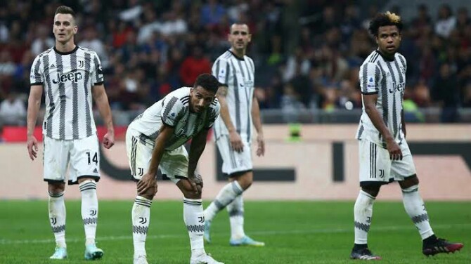 Juventus dijatuhi hukuman pengurangan 15 poin setelah dilakukan penyelidikan transaksi keuangan di masa lalu oleh federasi sepak bola Italia (FIGC), Sabtu (21/1/2023).