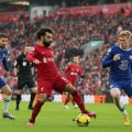 Penyerang Liverpool, M Salah berusaha melewati hadangan pemain Chelsea ketika kedua tim bertemu di Stadion Anfield dalam lanjutan Liga Inggris, Sabtu (21/1/2023). Kedua tim bermain imbang 0-0. Foto:Reuters