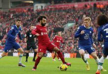 Penyerang Liverpool, M Salah berusaha melewati hadangan pemain Chelsea ketika kedua tim bertemu di Stadion Anfield dalam lanjutan Liga Inggris, Sabtu (21/1/2023). Kedua tim bermain imbang 0-0. Foto:Reuters