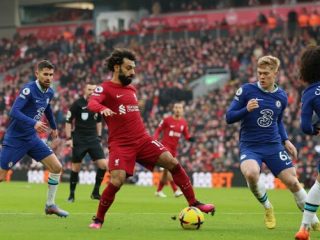 Penyerang Liverpool, M Salah berusaha melewati hadangan pemain Chelsea ketika kedua tim bertemu di Stadion Anfield dalam lanjutan Liga Inggris, Sabtu (21/1/2023). Kedua tim bermain imbang 0-0. Foto:Reuters