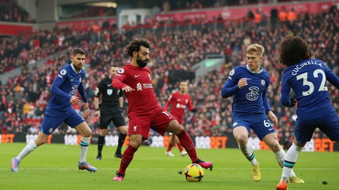 Penyerang Liverpool, M Salah berusaha melewati hadangan pemain Chelsea ketika kedua tim bertemu di Stadion Anfield dalam lanjutan Liga Inggris, Sabtu (21/1/2023). Kedua tim bermain imbang 0-0. Foto:Reuters