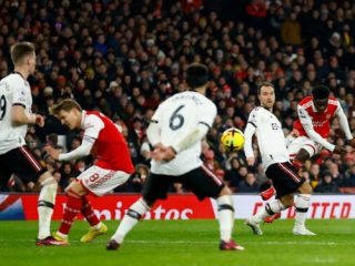 Penyerang Arsenal, B Saka saat melepaskan tembakan kaki kiri ke arah gawang MU ketika kedua tim bertarung di Emirates Stadium, Minggu (22/1/2023). Arsenal menang 3-2 dalam laga itu. Foto:Reuters