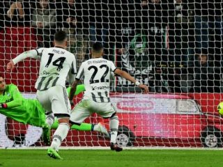 Pemain Juventus, A Di Maria melepaskan tendangan pinalti ke gawang Atalanta. Dalam laga ini kedua tim bermain imbang 3-3.Foto:Reuters