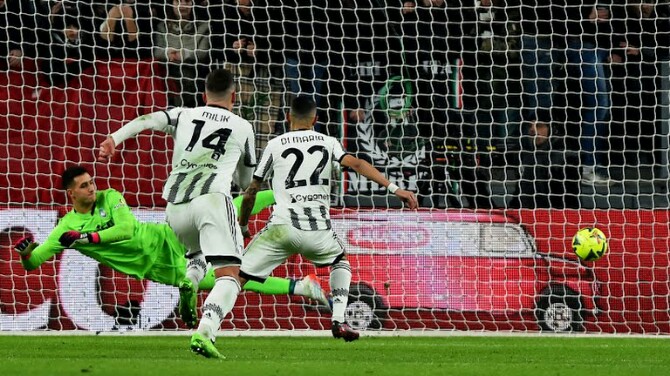 Pemain Juventus, A Di Maria melepaskan tendangan pinalti ke gawang Atalanta. Dalam laga ini kedua tim bermain imbang 3-3.Foto:Reuters