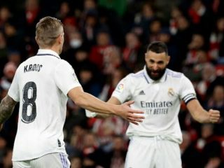Dua Pemain Real Madrid, T Kroos dan K Benzema menjadi aktor kemenangan timnya saat melawan Bilbao dalam lanjutan Liga Spanyol di Stadion San Memes, Senin (23/1/2023). Real Madrid menang 2-0 lewat gol Benzema dan Kroos. Foto: Reuters