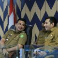 Walikota Medan, Bobby Afif Nasution berbincang dengan Asisten Ekbang Setdako Medan Feri Ichsan disela sela rapat Koordinasi Teknis Pelaksanaan Kegiatan 2023 bersama Seluruh OPD dan camat melalui zoom meeting di Command Center Kantor Walikota Medan, Selasa (24/1/2023). Foto: Dinas Kominfo Kota Medan