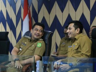 Walikota Medan, Bobby Afif Nasution berbincang dengan Asisten Ekbang Setdako Medan Feri Ichsan disela sela rapat Koordinasi Teknis Pelaksanaan Kegiatan 2023 bersama Seluruh OPD dan camat melalui zoom meeting di Command Center Kantor Walikota Medan, Selasa (24/1/2023). Foto: Dinas Kominfo Kota Medan