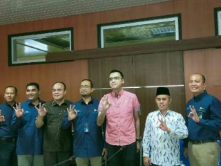 Anggota Komisi III DPRD Medan berfoto bersama dengan Manajemen PT PLN usai Rapat Dengar Pendapat (RDP) di Ruang Rapat Komisi III Gedung DPRD Medan, Jalan Kapten Maulana Lubis, Rabu (25/1/2023). Foto:kaldera/reza