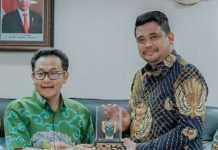 Walikota Medan, Bobby Afif Nasution menerim cinderamata dari Walikota Malang usai pertemuan keduanya di Kantor Walikota Medan, Kamis (26/1/2023). Foto: Dinas Kominfo Medan