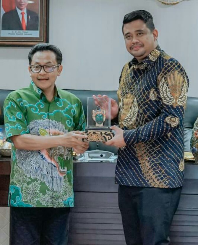 Walikota Medan, Bobby Afif Nasution menerim cinderamata dari Walikota Malang usai pertemuan keduanya di Kantor Walikota Medan, Kamis (26/1/2023). Foto: Dinas Kominfo Medan