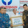 Walikota Medan, Bobby Afif Nasution menerima penghargaan dari Ombudsman RI di Kantor Perwakilan Ombudsman Sumut, Jalan Sei Batang Hari, Kamis (26/1/2023). Foto: Dinas Kominfo Medan