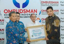 Walikota Medan, Bobby Afif Nasution menerima penghargaan dari Ombudsman RI di Kantor Perwakilan Ombudsman Sumut, Jalan Sei Batang Hari, Kamis (26/1/2023). Foto: Dinas Kominfo Medan
