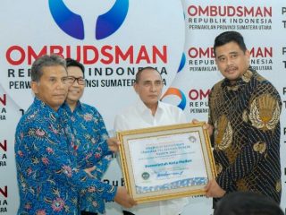Walikota Medan, Bobby Afif Nasution menerima penghargaan dari Ombudsman RI di Kantor Perwakilan Ombudsman Sumut, Jalan Sei Batang Hari, Kamis (26/1/2023). Foto: Dinas Kominfo Medan