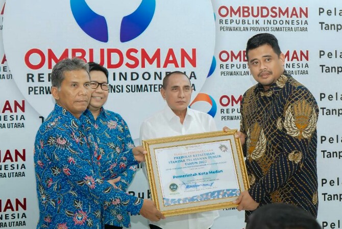 Walikota Medan, Bobby Afif Nasution menerima penghargaan dari Ombudsman RI di Kantor Perwakilan Ombudsman Sumut, Jalan Sei Batang Hari, Kamis (26/1/2023). Foto: Dinas Kominfo Medan
