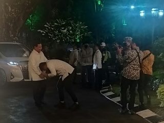 Walikota Medan, Bobby Afif Nasution menyalami Menhan, Prabowo Subianto saat tiba di Rumah Dinas Walikota Medan, Kamis (26/1/2023). Foto:kaldera/reza