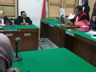 Jaksa Penuntut Umum (JPU) Kejati Sumut, tepatnya dari Kejari Medan Rizki Dermawan, SH menuntut Alimuddin Alias Muddin (34) warga Jalan Exxon Mobil Desa Nibong Wakheuh Kecamatan Nibong Kabupaten Aceh Utara serta Muhdi Affan Alias Mahdi (52) warga Dusun Malem Puteh Desa Arongan Kecamatan Simpang Mamplam Kabupaten Bireun dengan hukuman mati karena menjadi kurir (pengedar) 24 kg sabu, Selasa (24/1/2023).