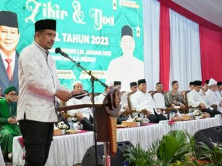 Walikota Medan, Bobby Nasution saat memberikan sambutan di acara Dzikir dan Doa Pemko Medan di Lapangan Benteng, Medan, Kamis malam (26/1/2023). Foto: Dinas Kominfo Medan