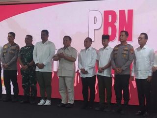 Menteri Pertahanan, Prabowo Subianto berfoto bersama dengan Walikota Medan, Bobby Afif Nasution, Gubernur Sumatera Utara, Edy Rahmayadi dan unsur Forkopimda MEDAN di peluncuran Program Pemuda Bela Negara di Gedung Pelindo I Belawan, Sabtu (28/1/2023). Foto: kaldera/reza