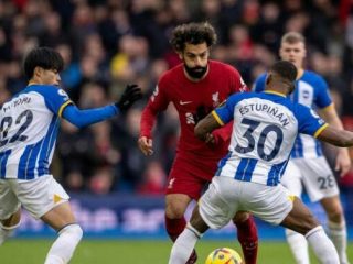 Penyerang Liverpool, M Salah berusaha melewati hadangan pemain Brighton. Dalam laga ini Liverpool kalah 1-2. Foto: google.com