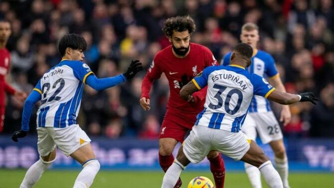 Penyerang Liverpool, M Salah berusaha melewati hadangan pemain Brighton. Dalam laga ini Liverpool kalah 1-2. Foto: google.com