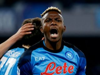 Penyerang Napoli, Osimhen mencetak satu gol ke gawang AS Roma saat kedua tim bertemu di Stadion Diego Armando Maradona, Senin (30/1/2023). Dalam laga itu Napoli menang 2-1. Foto: reuters