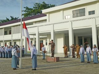Kepala Kejaksaan Tinggi Sumatera Utara Idianto, SH,MH yang diwakili Koordinator Bidang Intel Nanang Dwi Priharyadi, SH MH dan Kasi Penkum Yos A Tarigan, SH,MH menjadi inspektur upacara pada kegiatan upacara bendera di SMA N 2 Medan, Jalan Karang Sari, Polonia Medan.