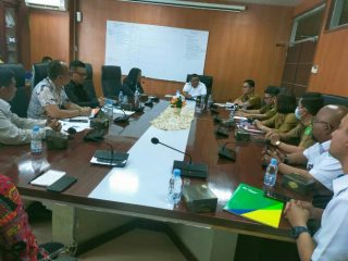 Suasana RDP antara Komisi II dengan Dinas Tenaga Kerja Kota Medan dan Tim Advokasi Karyawan PT Virgo Lestari Indonesia di Ruang Rapat Komisi II Gedung DPRD Medan, Senin (30/1/2023). Foto: kaldera/reza