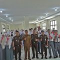Setelah mengikuti upacara bendera, siswa-siswi SMA N 2 Medan mengikuti kegiatan Penyuluhan Hukum (Luhkum) dalam program Jaksa Masuk Sekolah yang dilaksanakan Bidang Penerangan Hukum pada Asisten Intelijen Kejati Sumut, Senin (30/1/2023).
