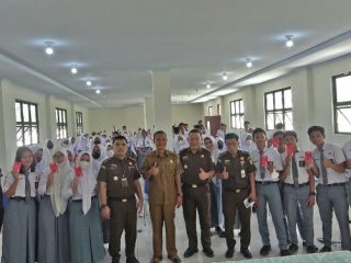 Setelah mengikuti upacara bendera, siswa-siswi SMA N 2 Medan mengikuti kegiatan Penyuluhan Hukum (Luhkum) dalam program Jaksa Masuk Sekolah yang dilaksanakan Bidang Penerangan Hukum pada Asisten Intelijen Kejati Sumut, Senin (30/1/2023).