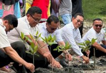 Partai Gerakan Indonesia Raya (Gerindra) Sumatera Utara melakukan aksi penanaman Mangrove bersama para nelayan di Desa Bagan Serdang, Kecamatan Pantai Labu, Kabupaten Deli Serdang, Jumat (6/1/2023).