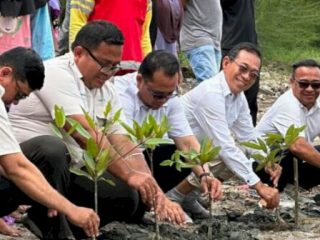 Partai Gerakan Indonesia Raya (Gerindra) Sumatera Utara melakukan aksi penanaman Mangrove bersama para nelayan di Desa Bagan Serdang, Kecamatan Pantai Labu, Kabupaten Deli Serdang, Jumat (6/1/2023).